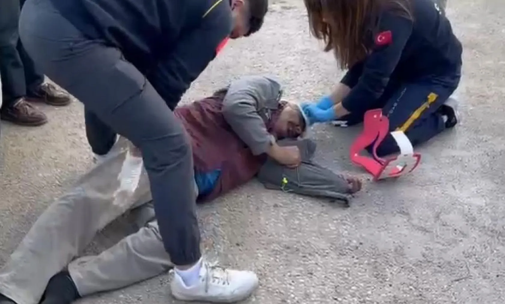 Otomobil yolun karşısına geçmek isteyen yaşlı adama çarptı