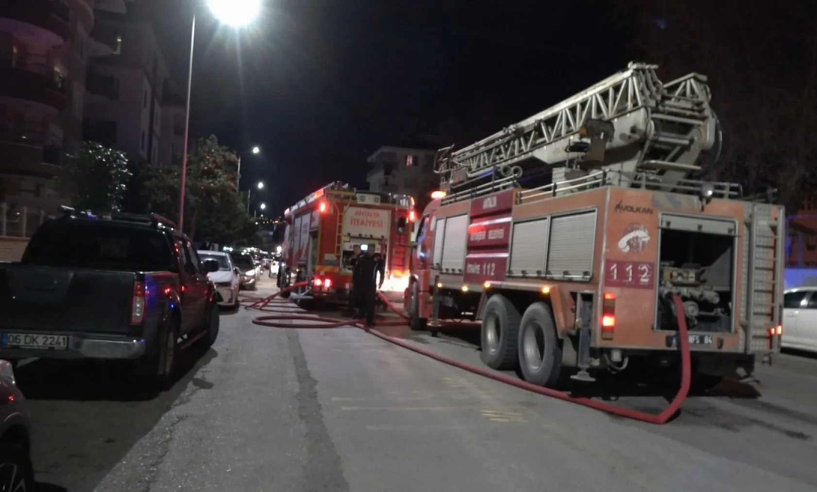 5 katlı binada korkutan yangın:2 kişi dumandan etkilendi