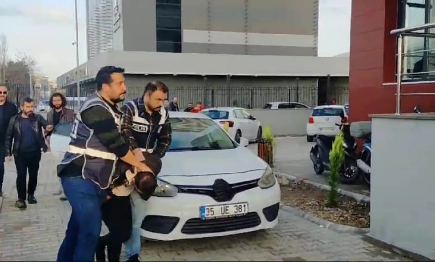 Bisikletli sapık, güpegündüz genç kadını taciz etti