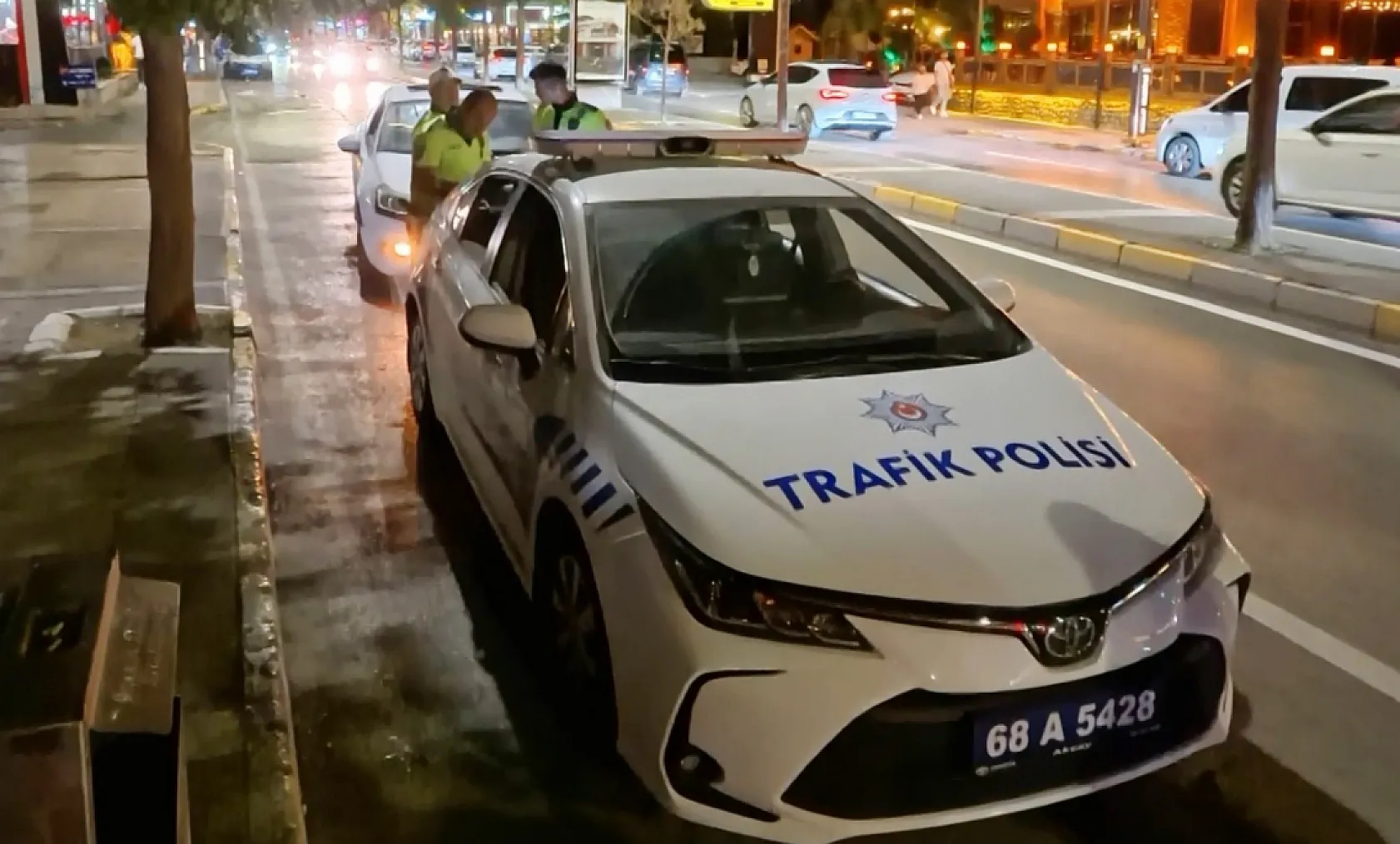 Alkollü kadın sürücü, kendini uyaran sürücüyü 'Maganda' diye polise şikayet etti