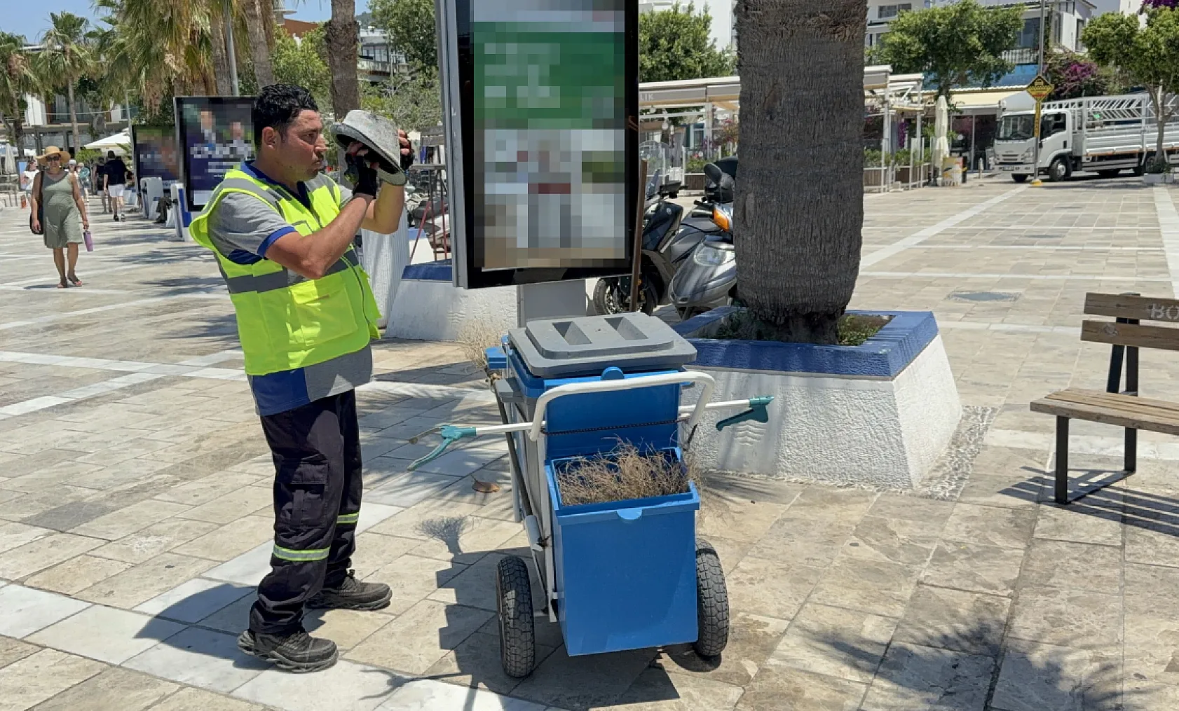 Bodrum sokaklarını müzikle temizliyor