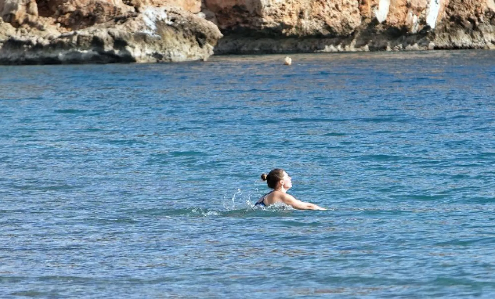 Montlarıyla geldiler, ısınmak için denize girdiler