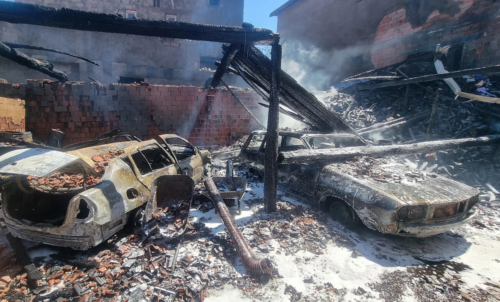 Korkutan yangın: 3 ev hasar gördü, 2 araç küle döndü