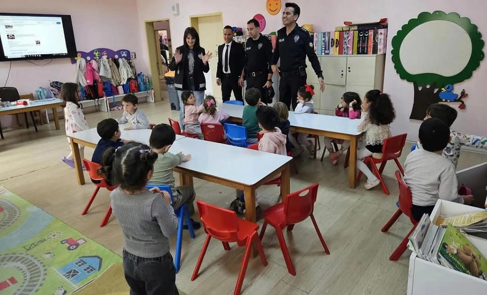 Datça'da anaokulu öğrencileri Polis Haftasını kutladı