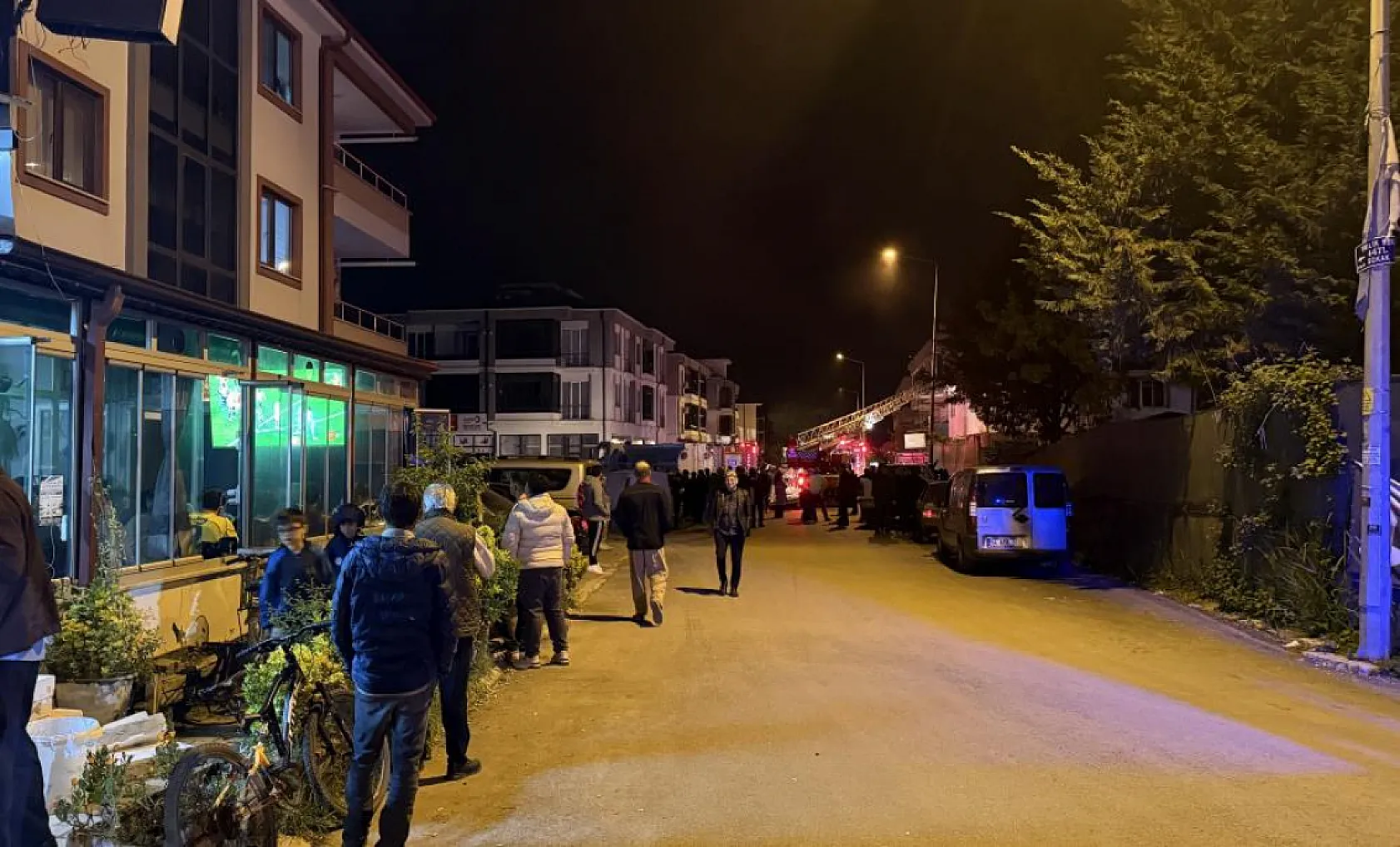 Mahalle yanarken onlar derbiyi izledi