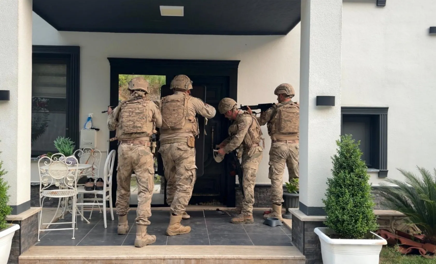 Seydikemer merkezli 'Daltonlar' suç örgütü operasyonunda 12 zanlı yakalandı