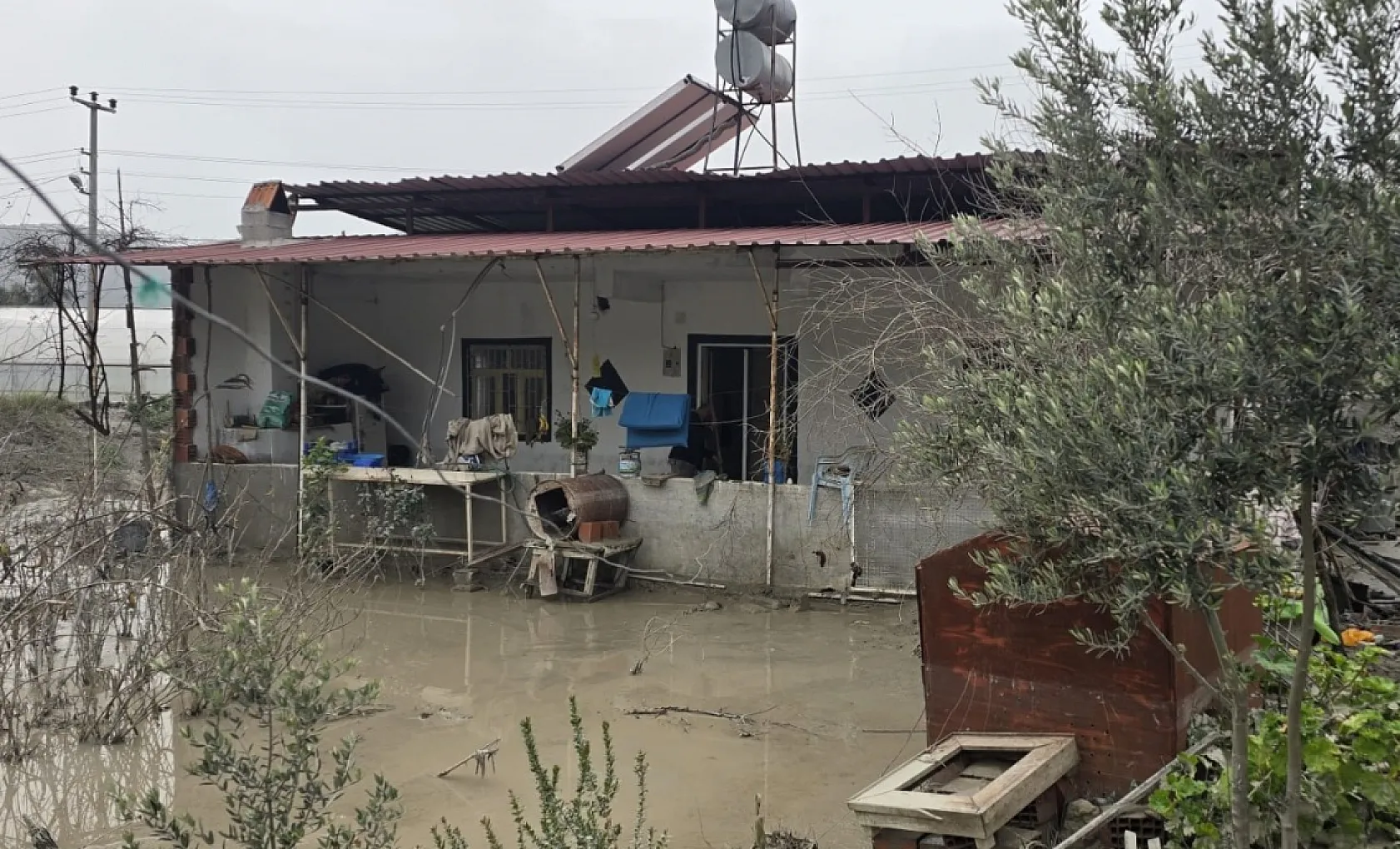 Muğla'nın Seydikemer ilçesinde su basan evlerdeki temizlik çalışmaları sürüyor