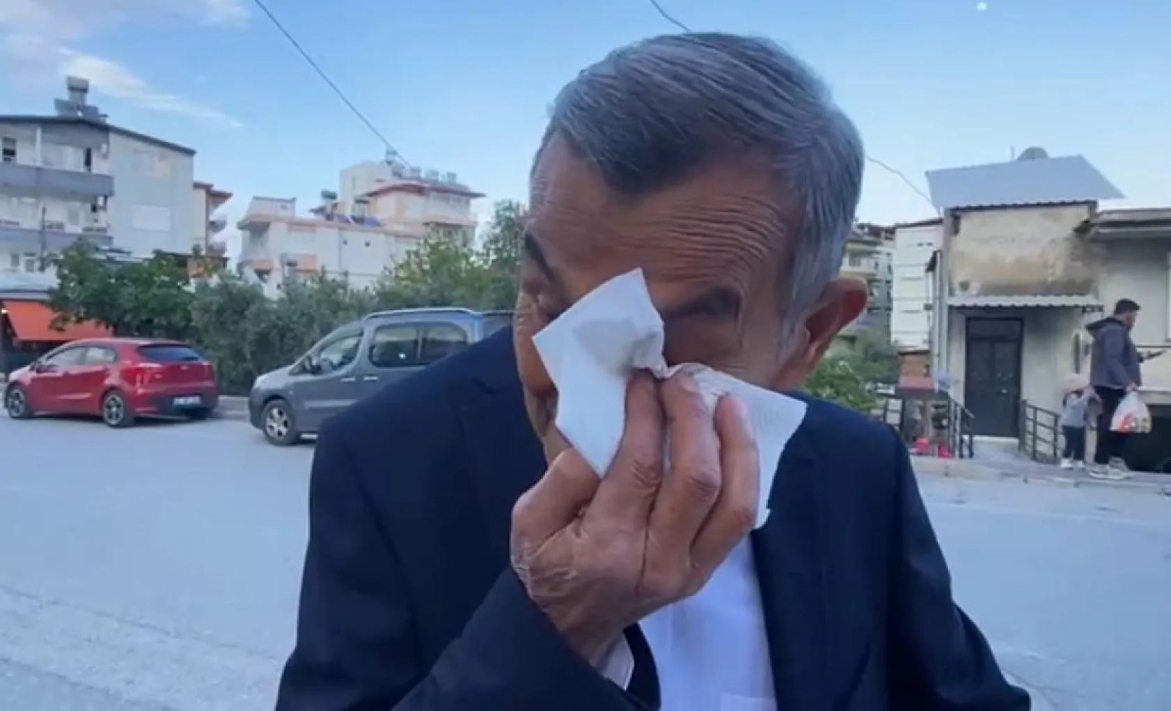 Eşine 45 yıl sonra gelinlik giydirdi, gözyaşlarını tutamadı