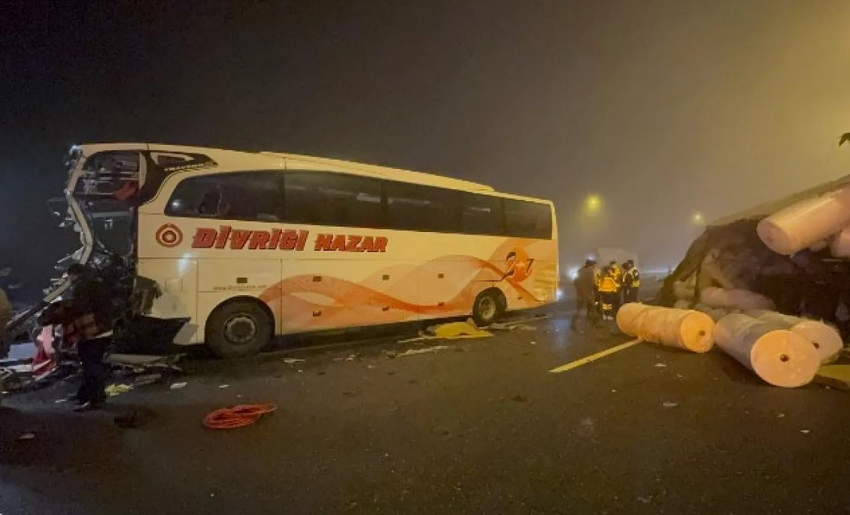 Yolcu otobüsü tıra çarptı, 19 yaralı