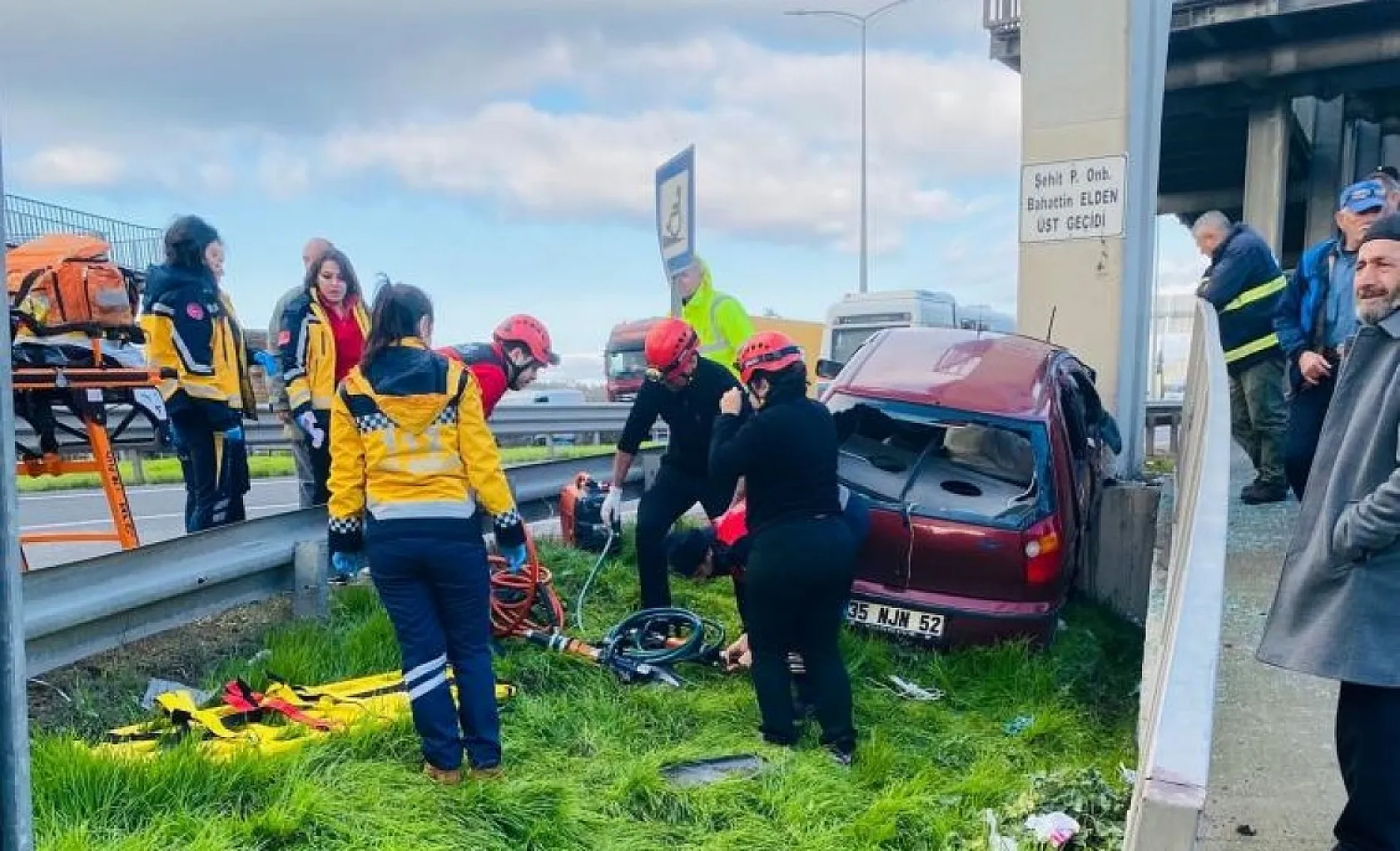 Otomobil üst geçide çarptı: 1 ölü, 1 yaralı