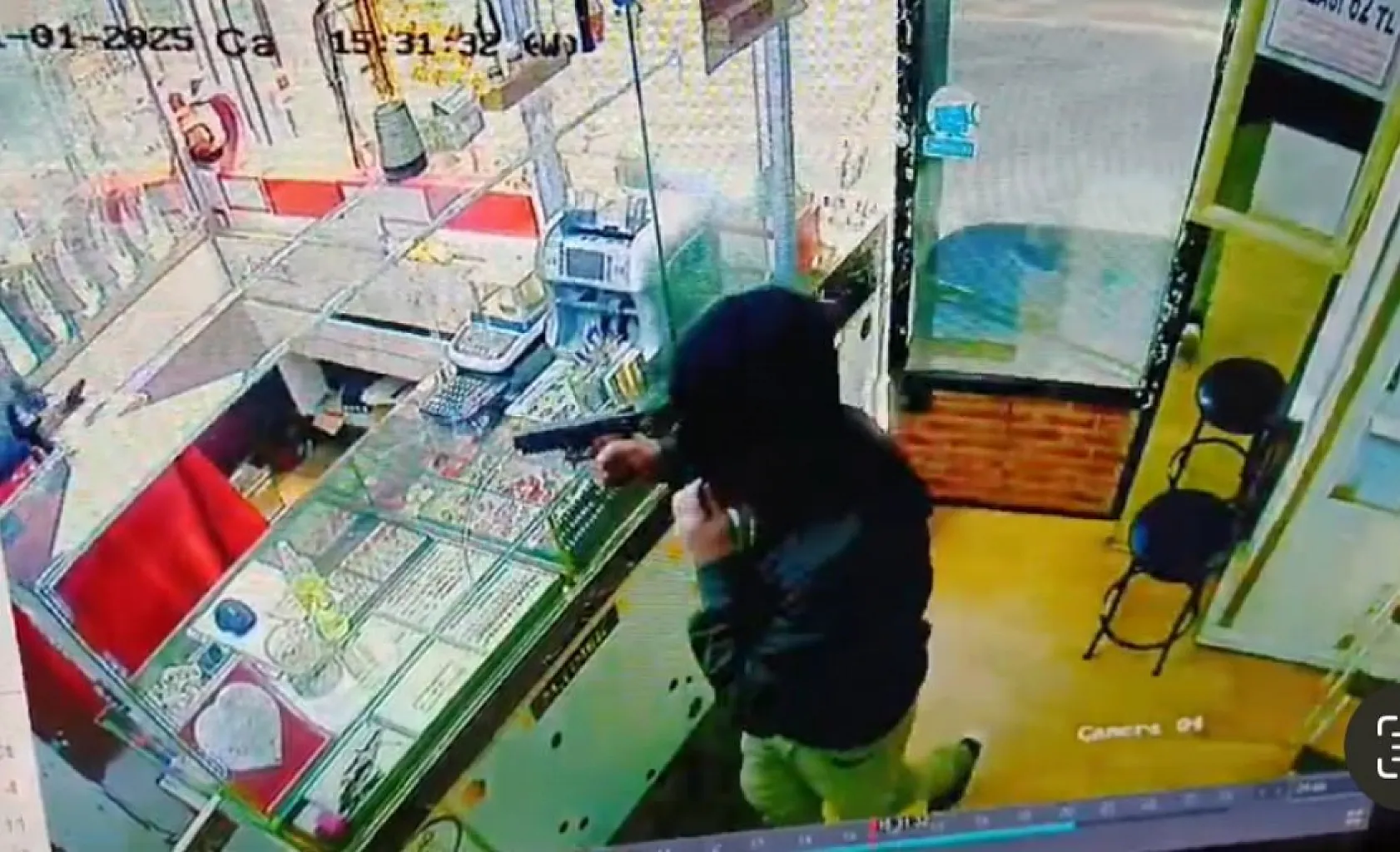 Trajikomik soygun girişimi...Oyuncak silahla soymaya kalktığı kuyumcudan böyle dayak yedi