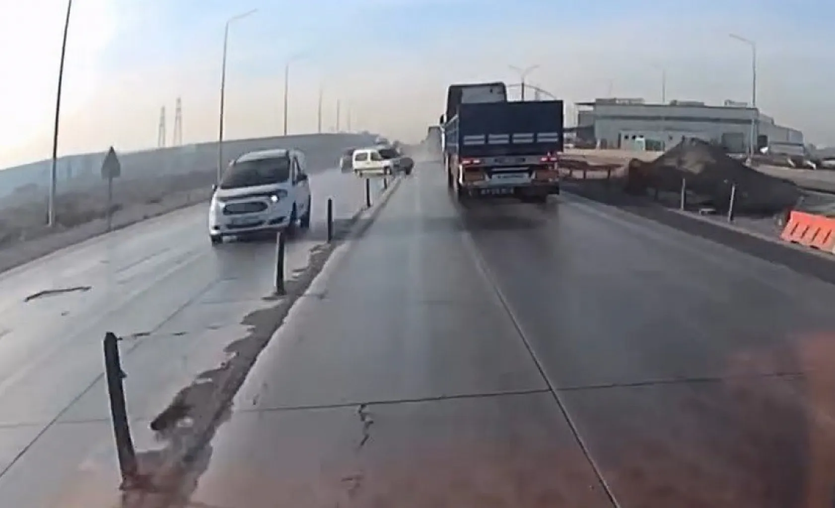 Araç sollamak isterken tırın önünde kaldı: 6 yaralı