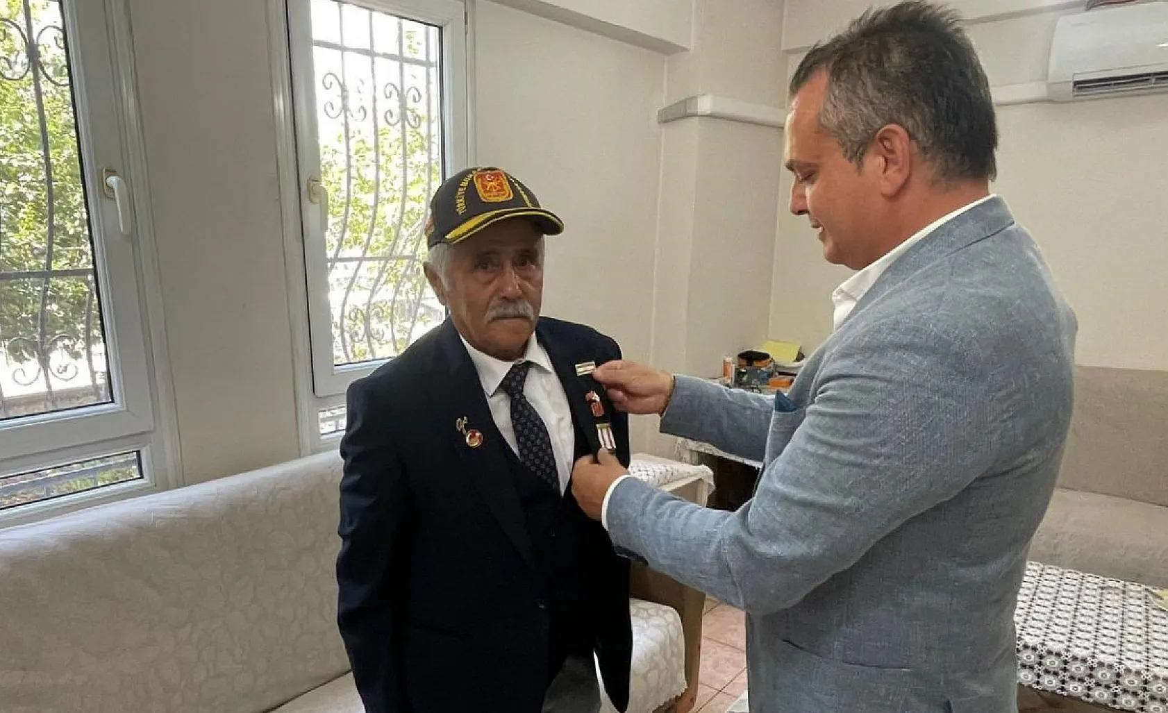 Fethiye'de yaşayan Kıbrıs gazisi Abdurrahim Kısa'ya madalya ve berat takdim edildi