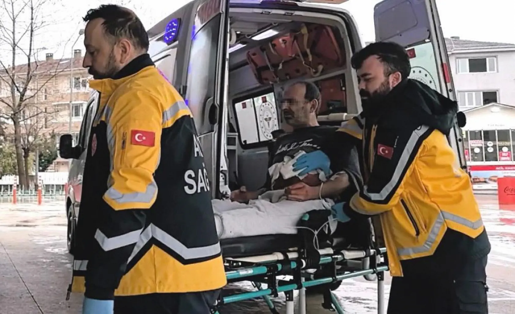 Babasını 6 yerinden bıçakladıktan sonra 112'den yardım istedi