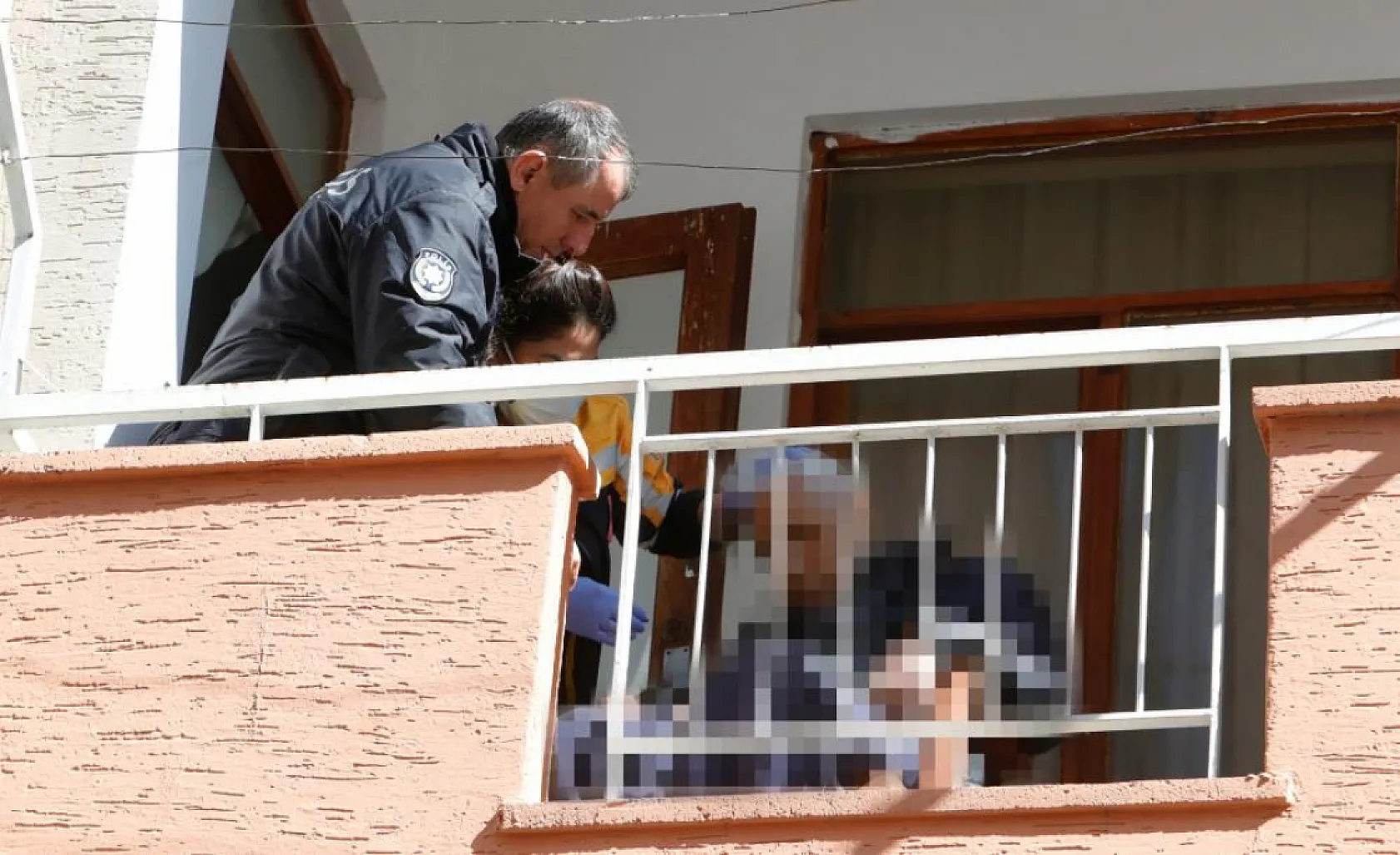 Güneşlenmeye çıkan yaşlı adam balkonunda ölü bulundu