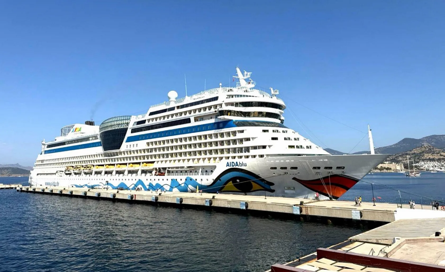 Bodrum'a 'AIDAblu' kruvaziyeriyle 2 bin 377 yolcu geldi