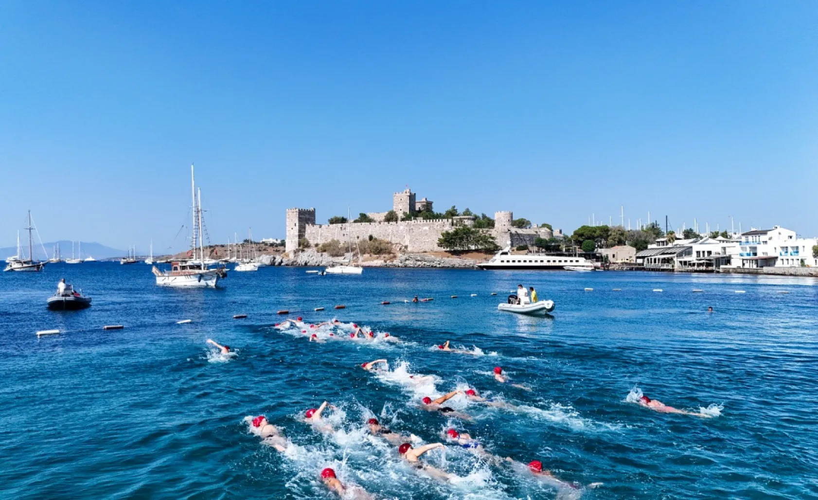 Bodrum'da sağlık için kulaç attılar