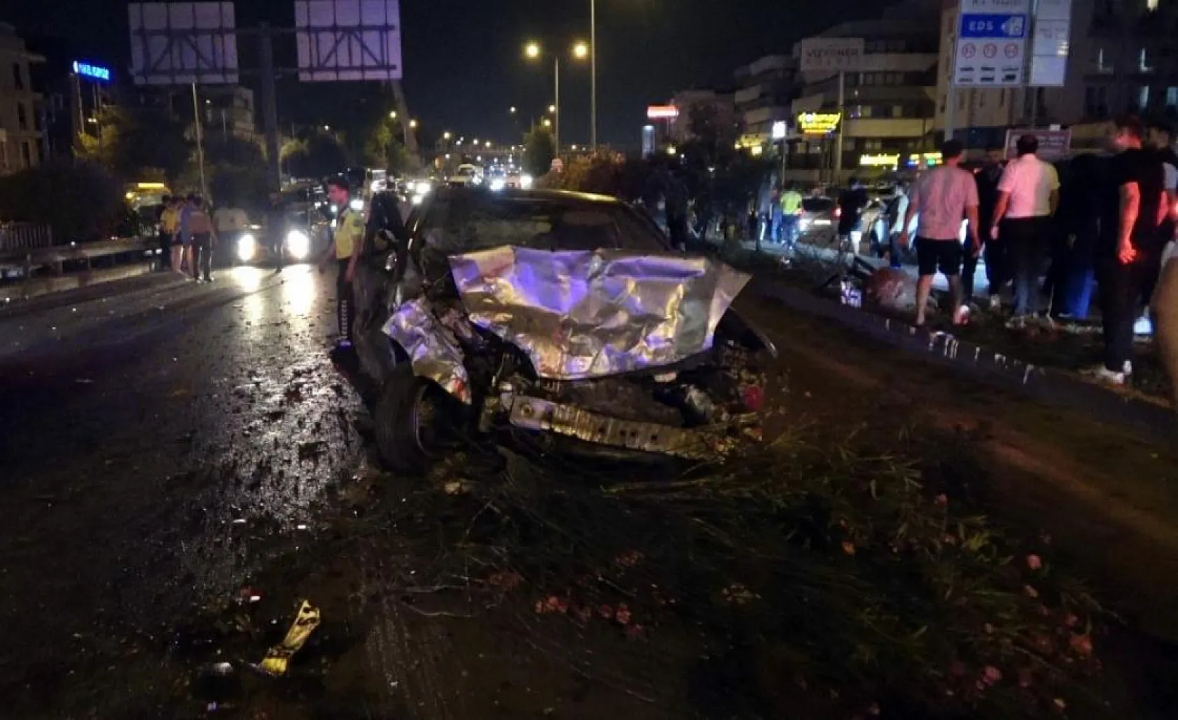 İki otomobil kafa kafaya çarpıştı, parçaları birbirine karıştı: 1'i ağır 5 yaralı
