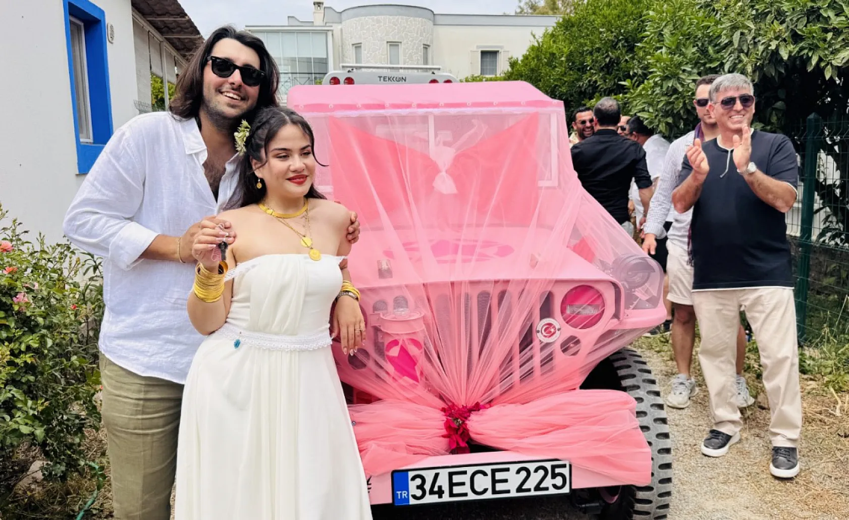 Bodrum'da baba oğuldan gelin adayına pembe cip sürprizi