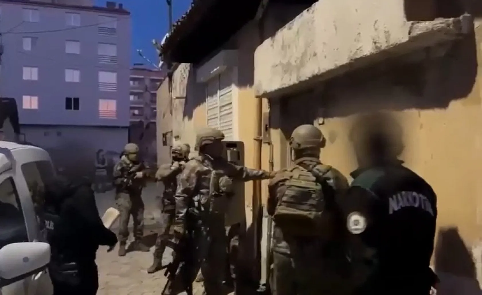 6 aydır takip edilen uyuşturucu tacirlerinin adreslerine şok baskın