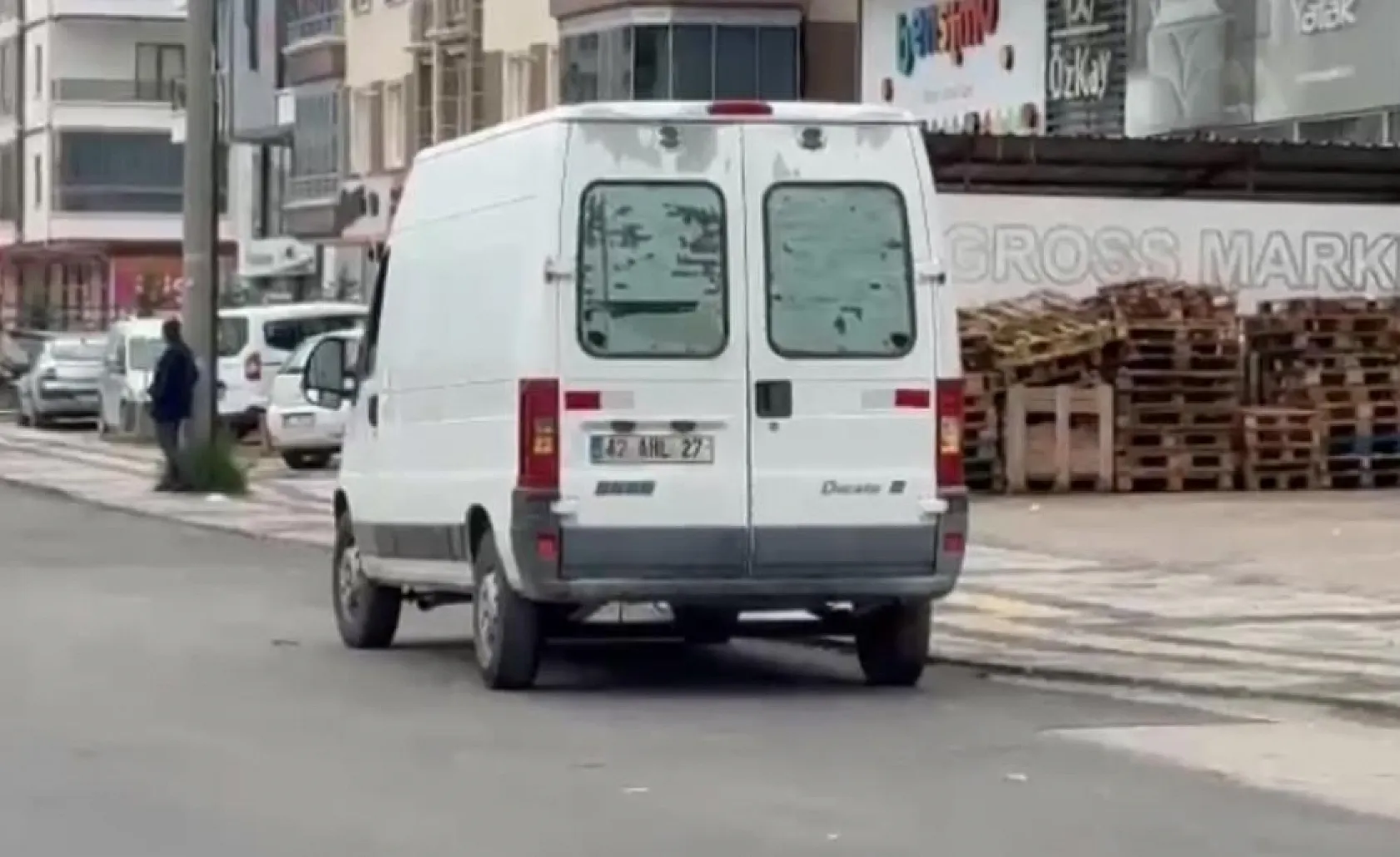 Kamyonetin kasasına tutundu, az daha canından oluyordu
