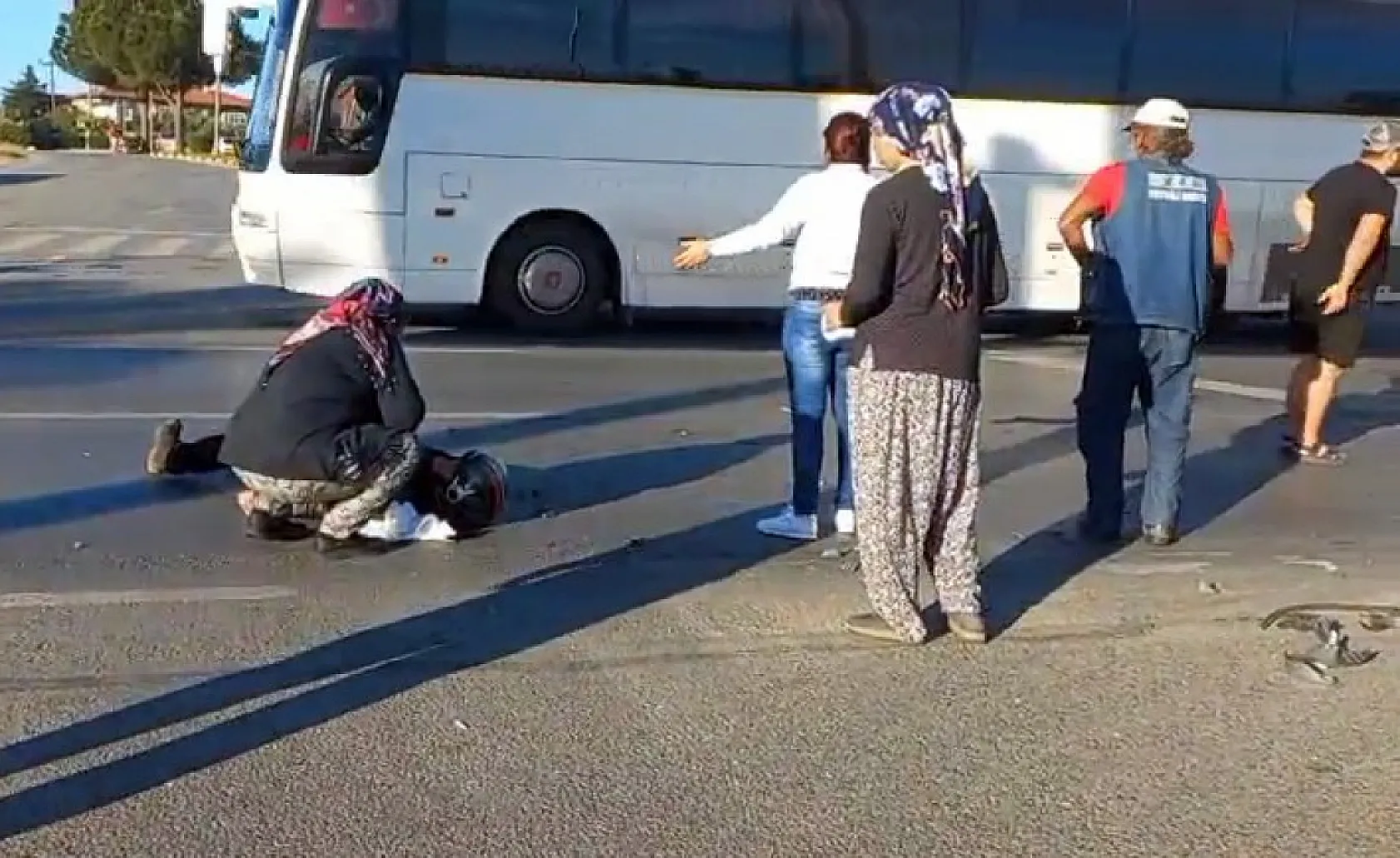Tur minibüsü motosiklete çarptı, 1 yaralı