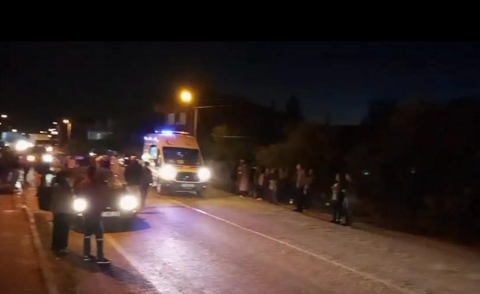 Otomobil yayalara çarptı: 1 kişi hayatını kaybetti, 2 yaşındaki çocuk yaralandı