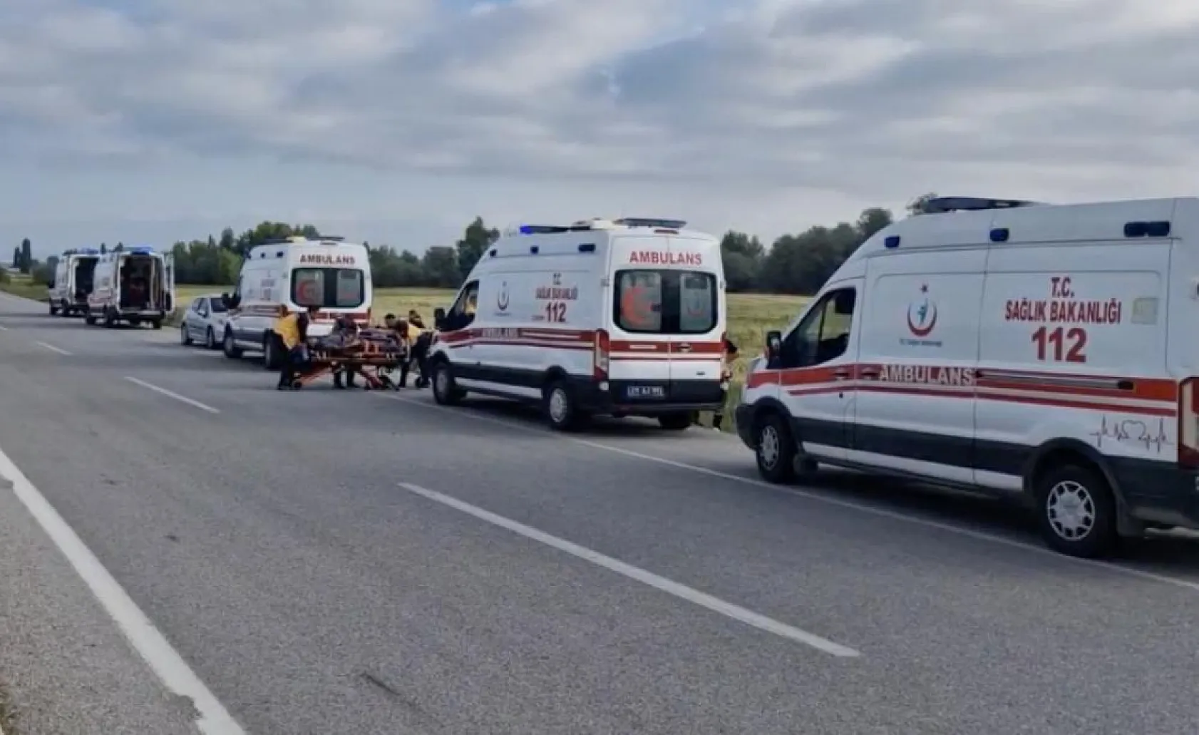 Düğün dönüşü minibüs şarampole devrildi: 17 yaralı