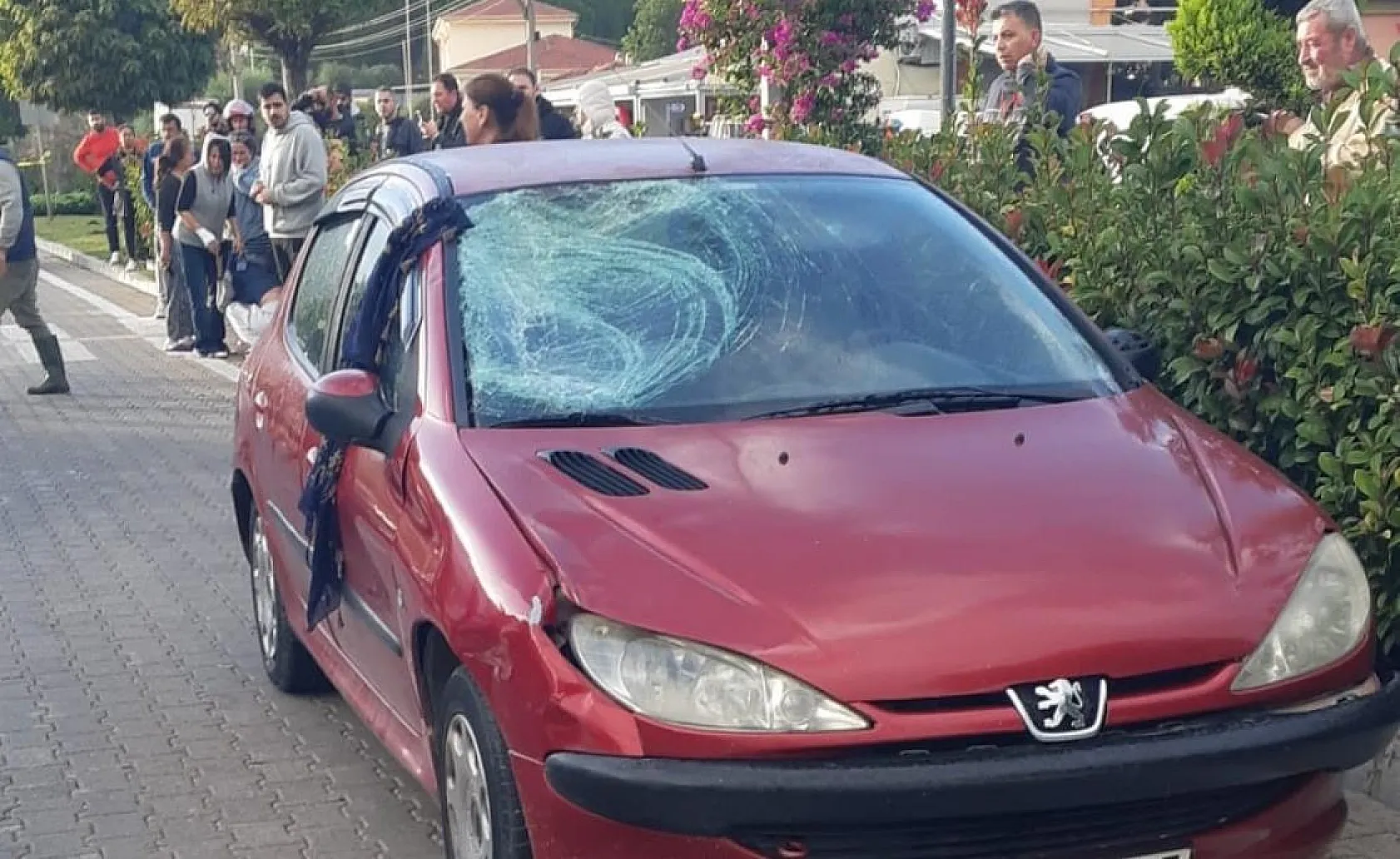 Otomobilin çarptığı kadın yaşamını yitirdi