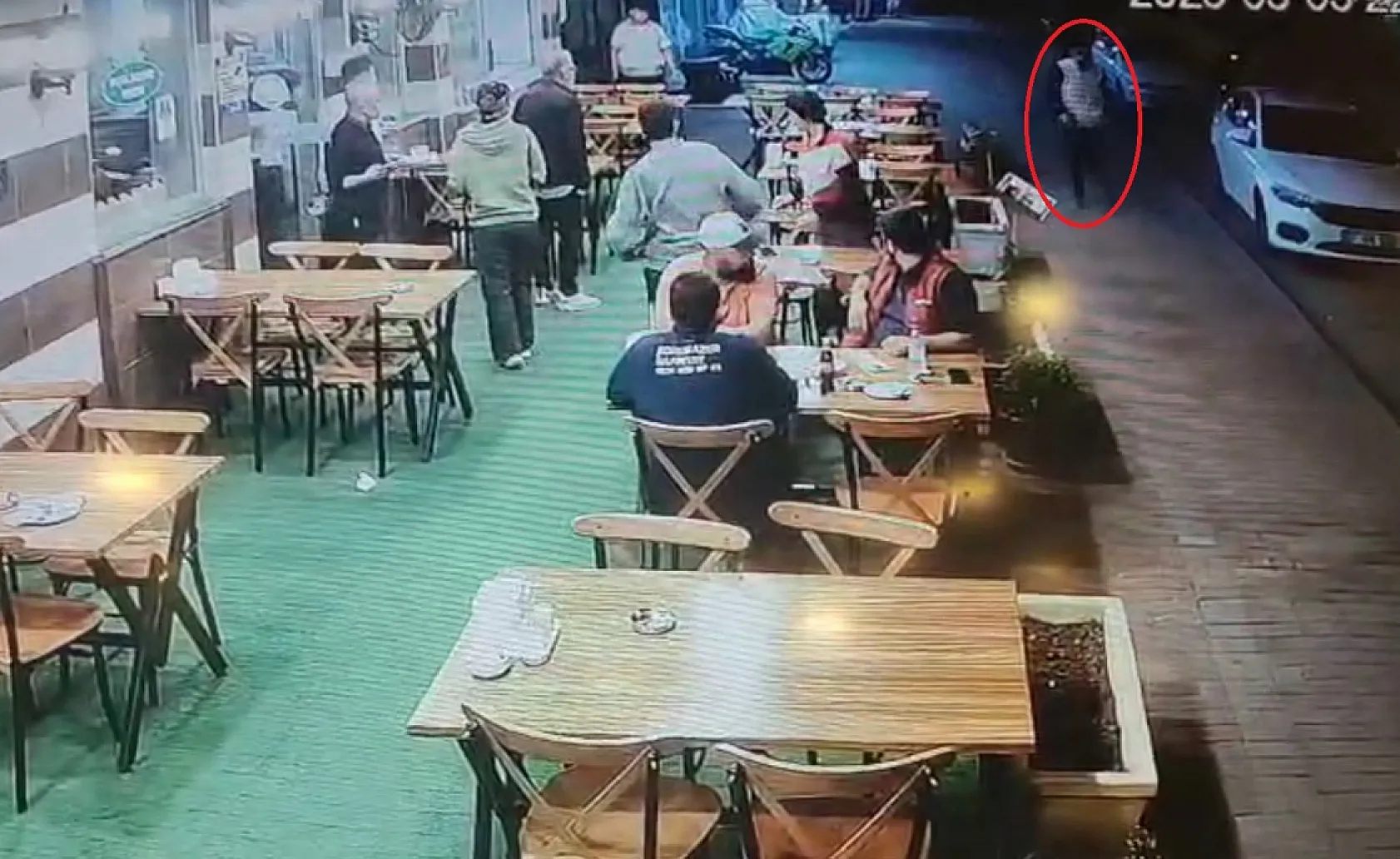 Pompalı saldırı! Herkes kaçtı, onlar izledi