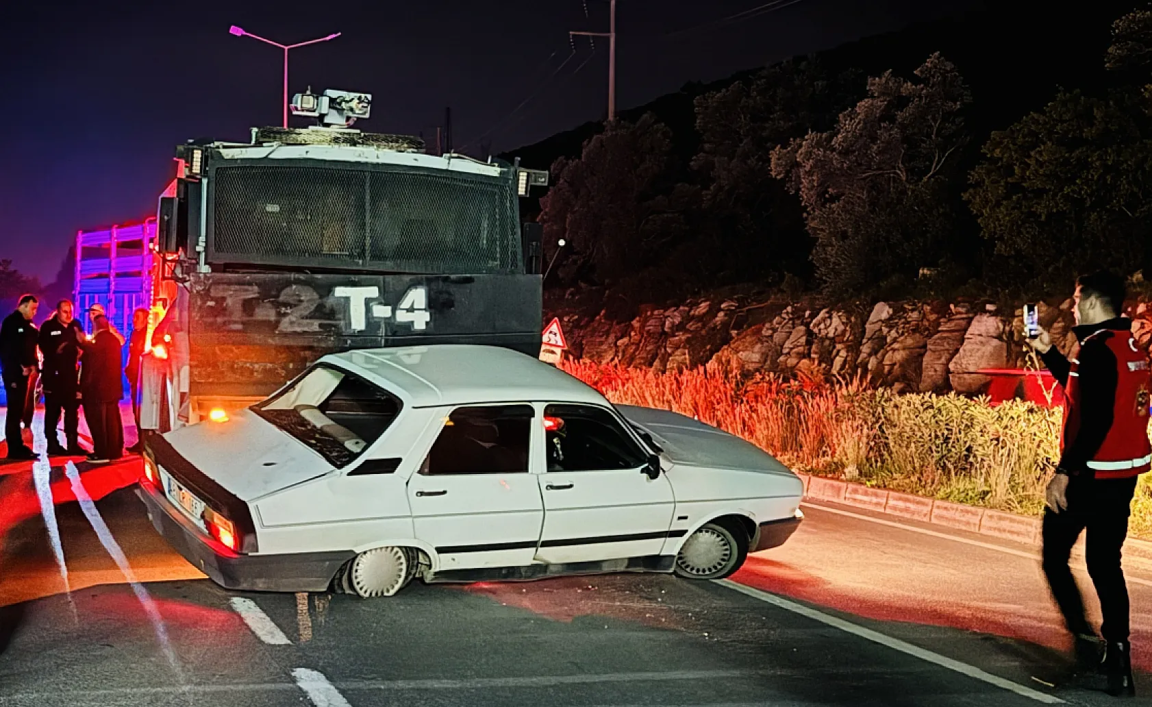 Bodrum'da TOMA ile otomobil çarpıştı