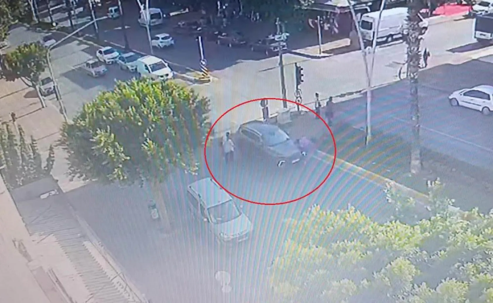 Otomobilin çarptığı kadın metrelerce savruldu