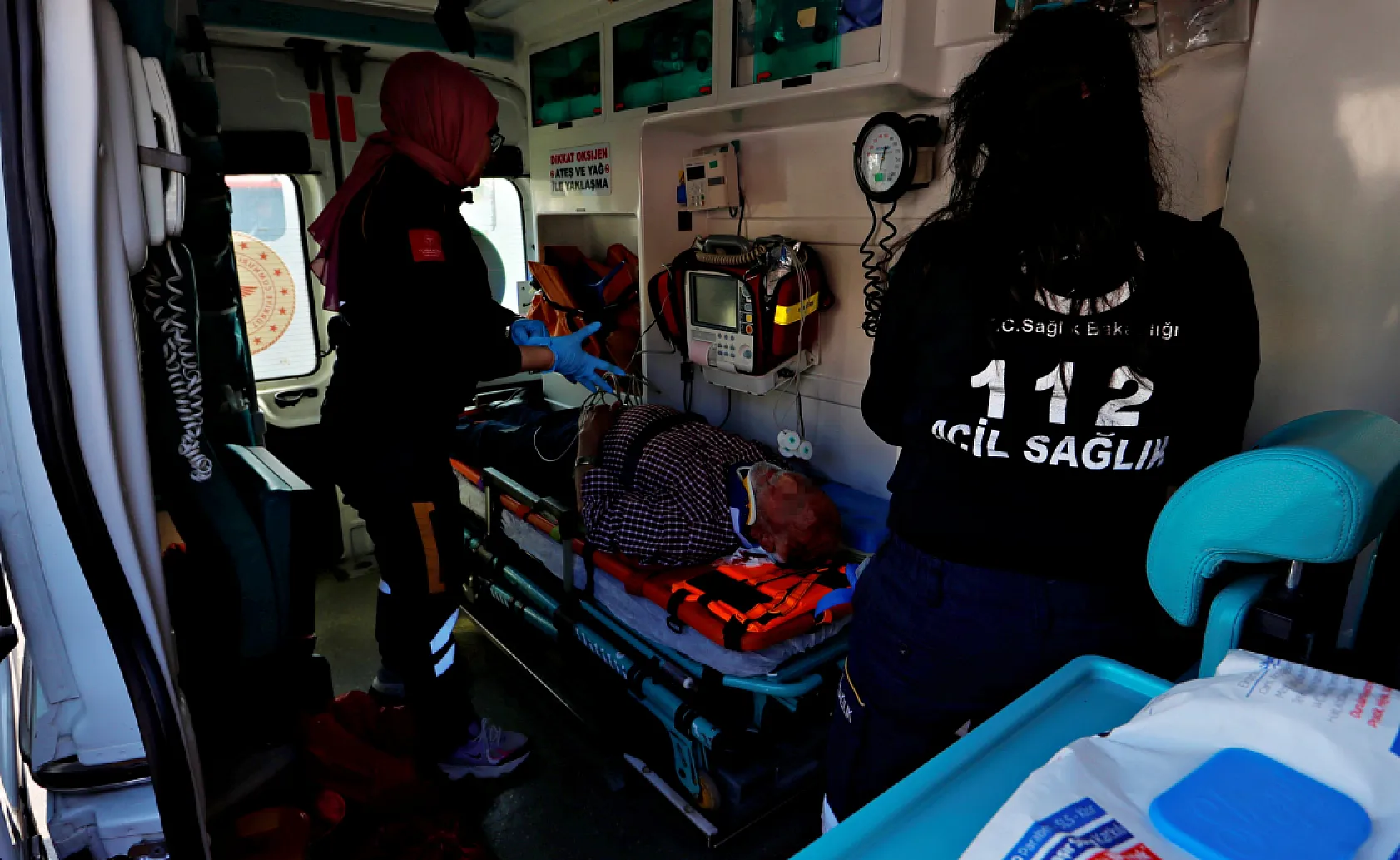 Önce palmiyelere çarptı, ardından takla atan araçta sıkıştı