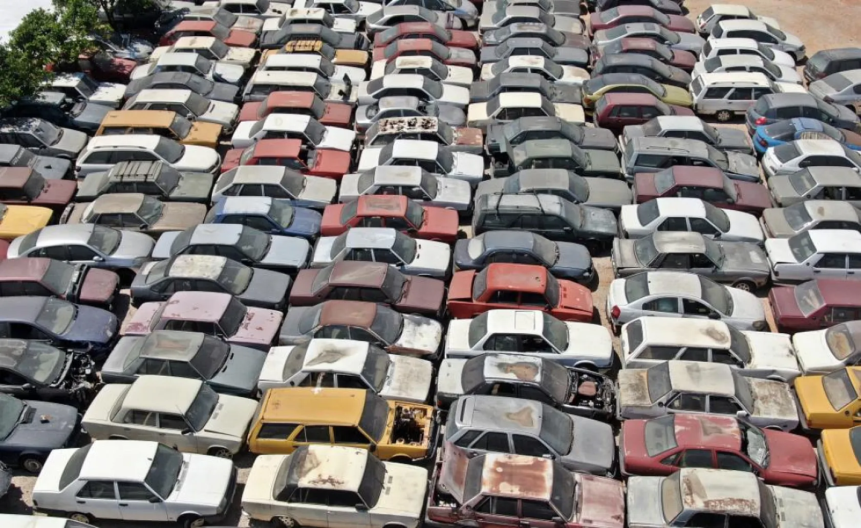 Yediemin otoparkları araç mezarlığına döndü, 25 yıldır bekleyen araçlar var