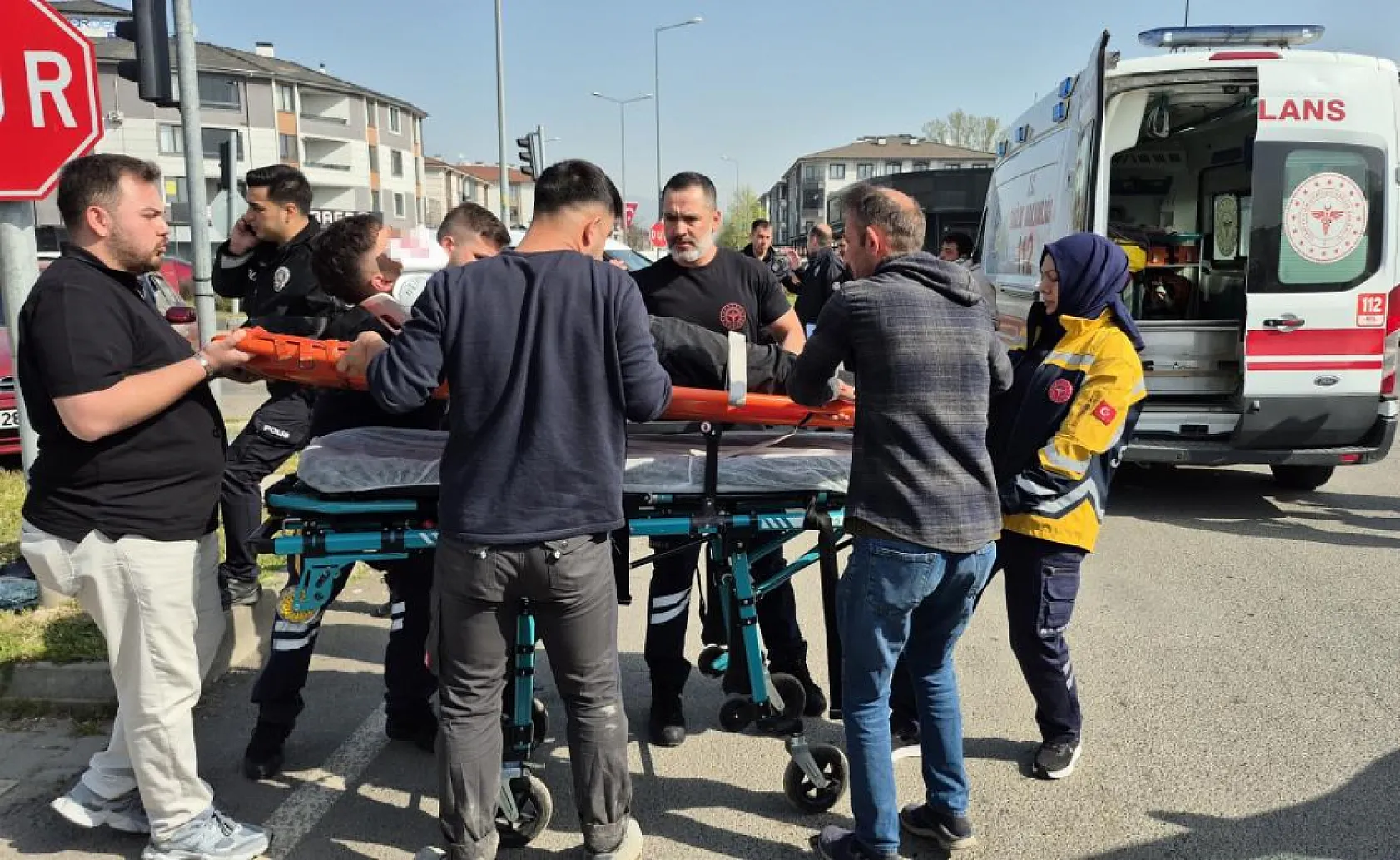 Kavşakta otomobiller çarpıştı: 6 yaralı