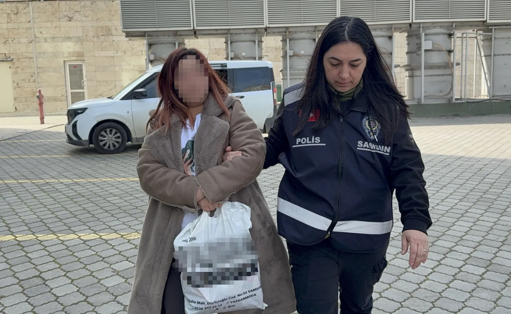 Kadınların kıskançlık kavgası kanlı bitti: Komşusunu yüzünden bıçakladı