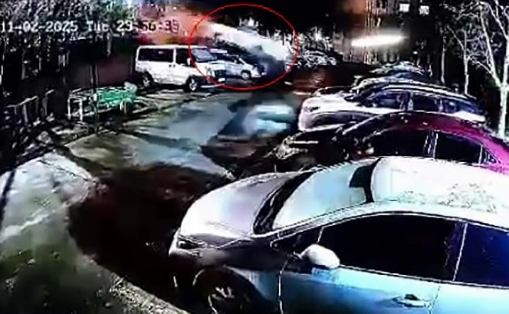 Hayrete düşüren kaza: Sitede park halindeki araçların üzerinden böyle uçtu