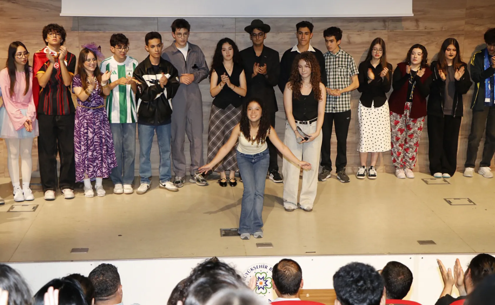 Menteşe Anadolu Lisesi öğrencilerinin 'Otobüs' oyunu beğeni ile izlendi