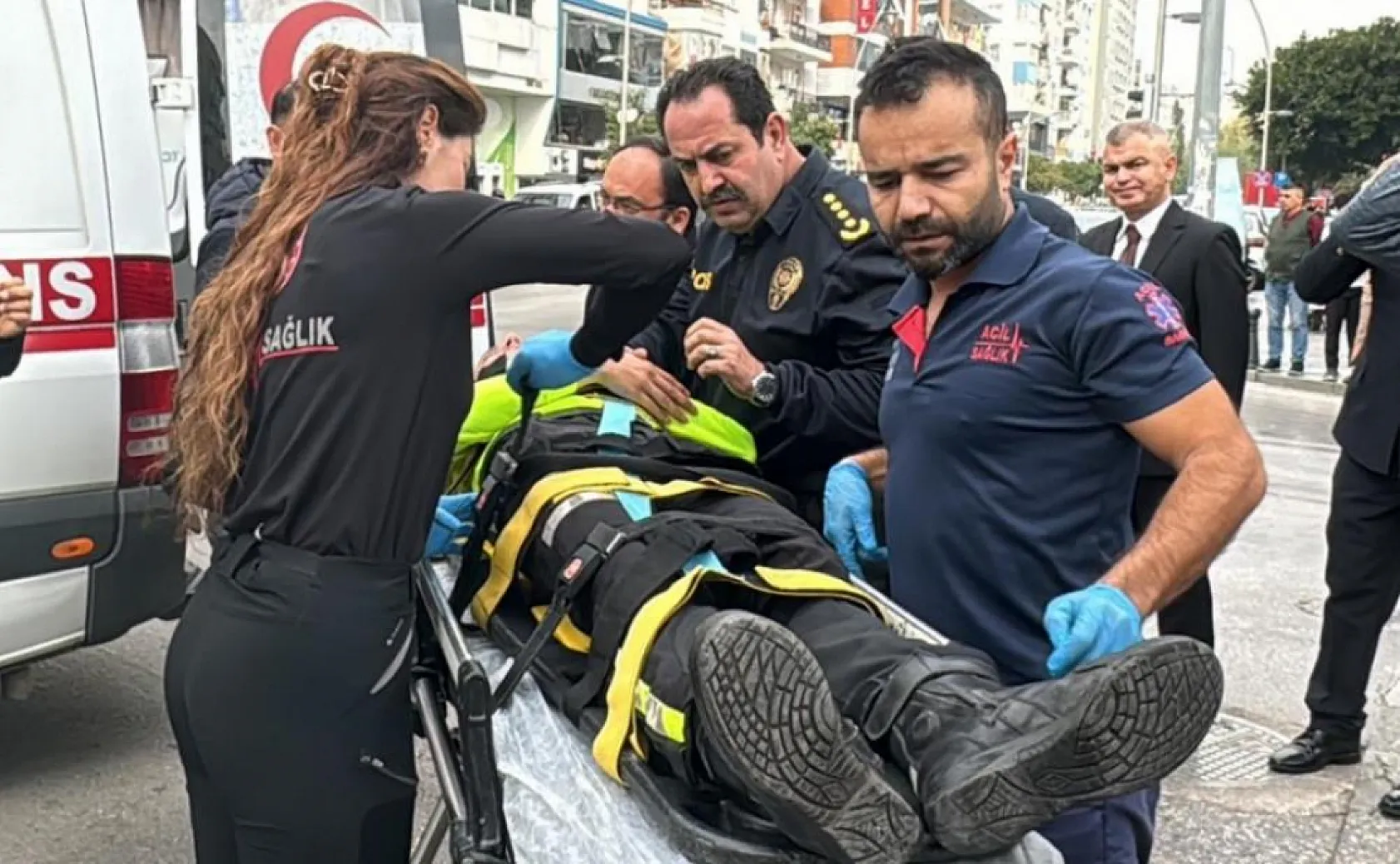 Emniyet müdürü, trafik kazası yapan Şahin timi personelinin elini bir an olsun bırakmadı