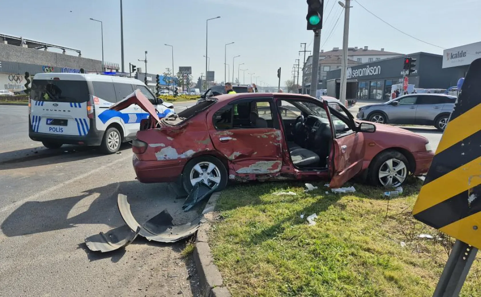 Kavşakta otomobiller çarpıştı: 6 yaralı