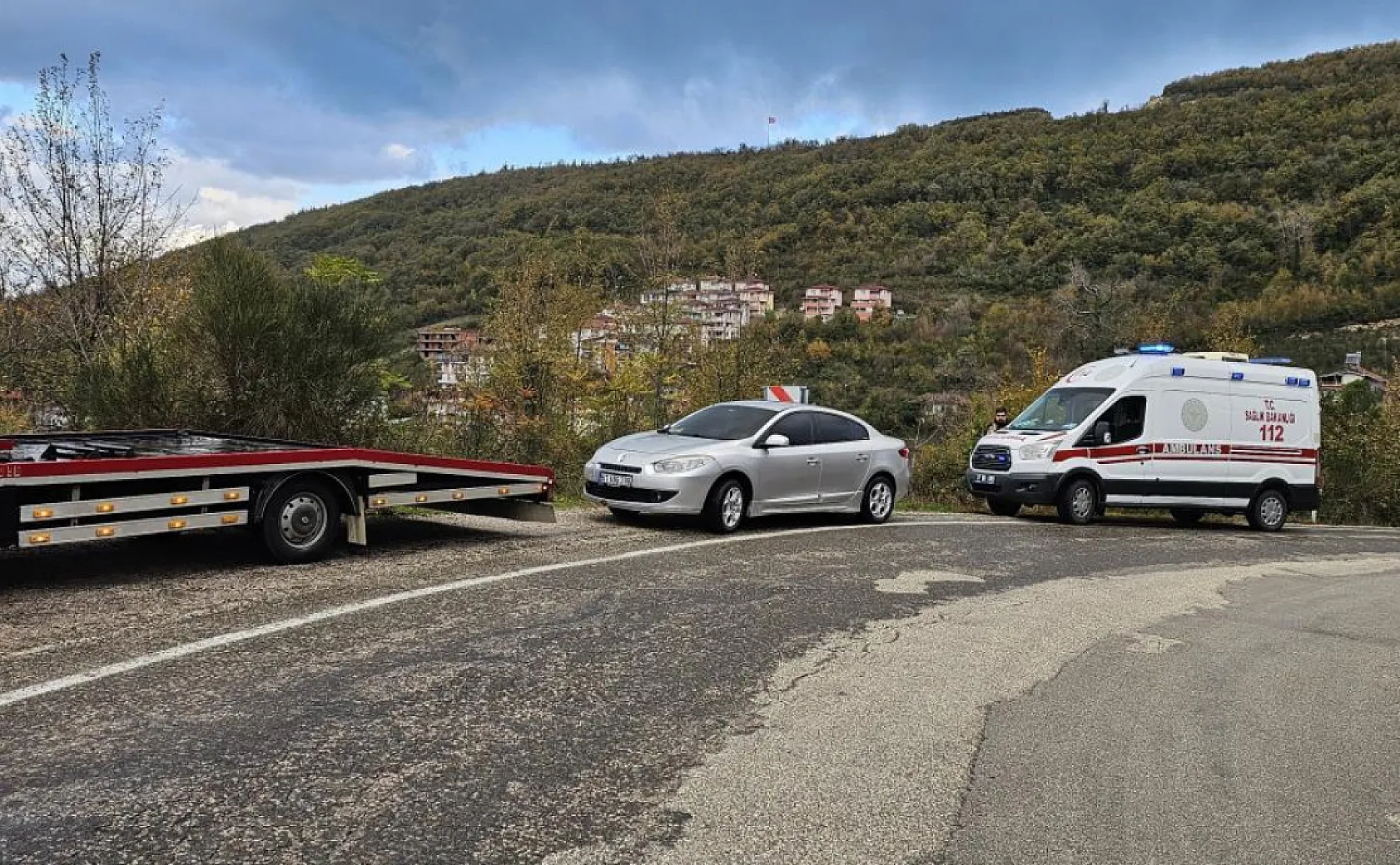 Otomobili ile 25 metre yüksekten uçuruma uçtu, burnu bile kanamadan kurtuldu