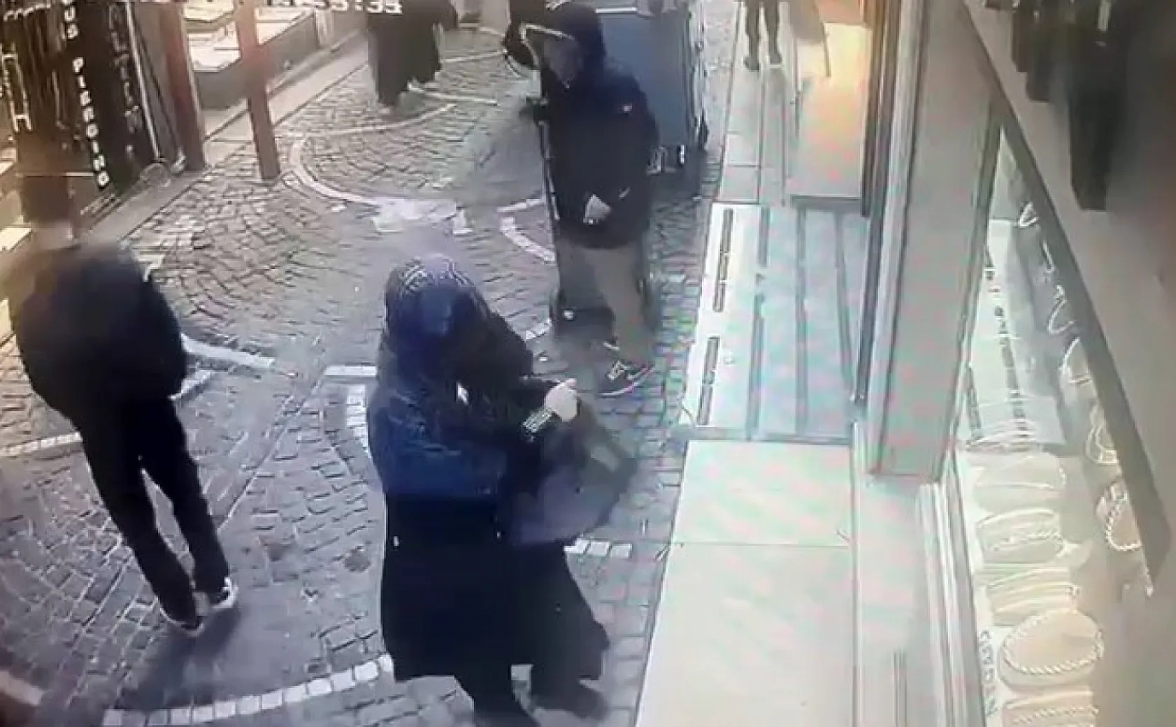 Film gibi olay: Suç makinesi kadın kılığına girerek hırsızlık yaptı