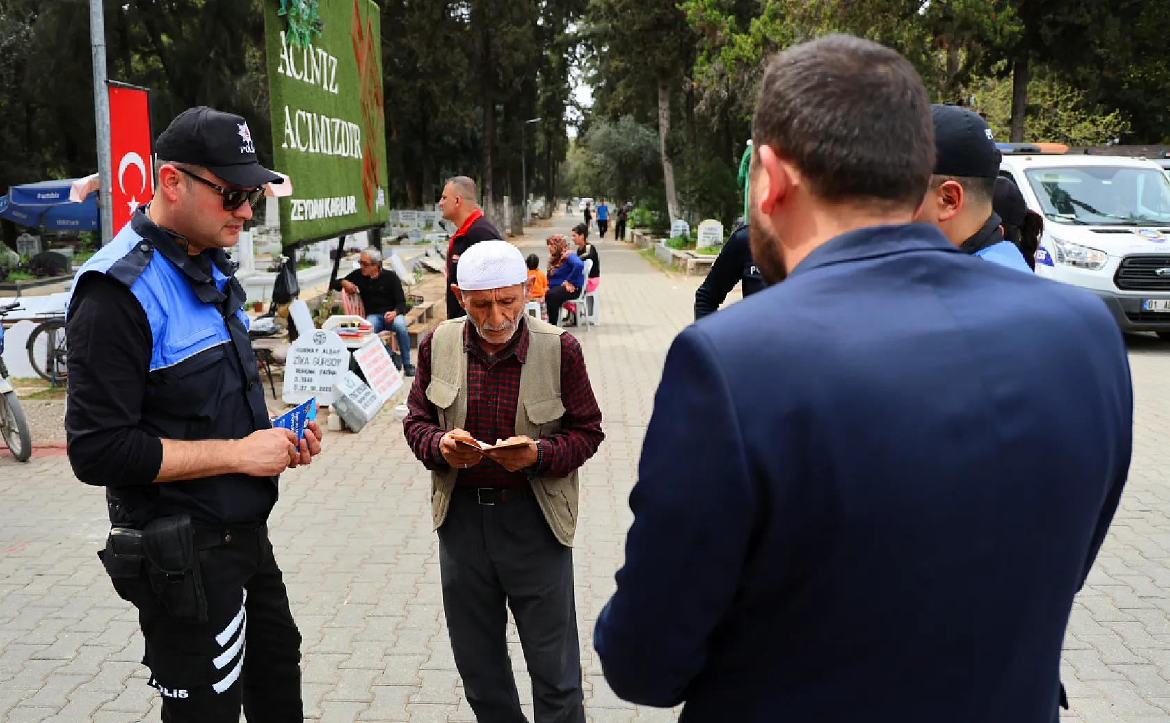 Polisten mezarlıkta 'sahte hoca' avı