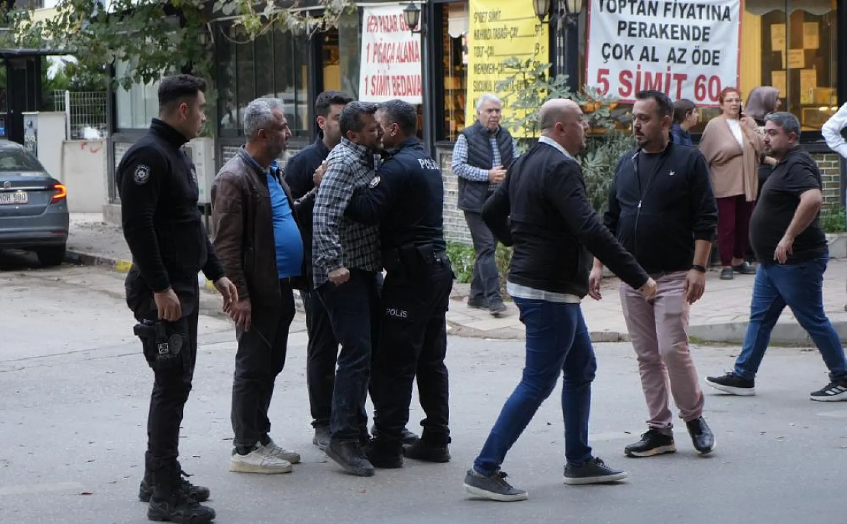 Ekmek almaya giderken kepçenin altında kalan yaşlı adam hayatını kaybetti