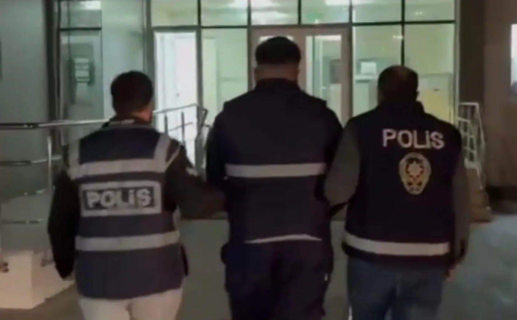 Polisten akıl almaz taktik: Zehir evini bacadan tüten kokudan buldular