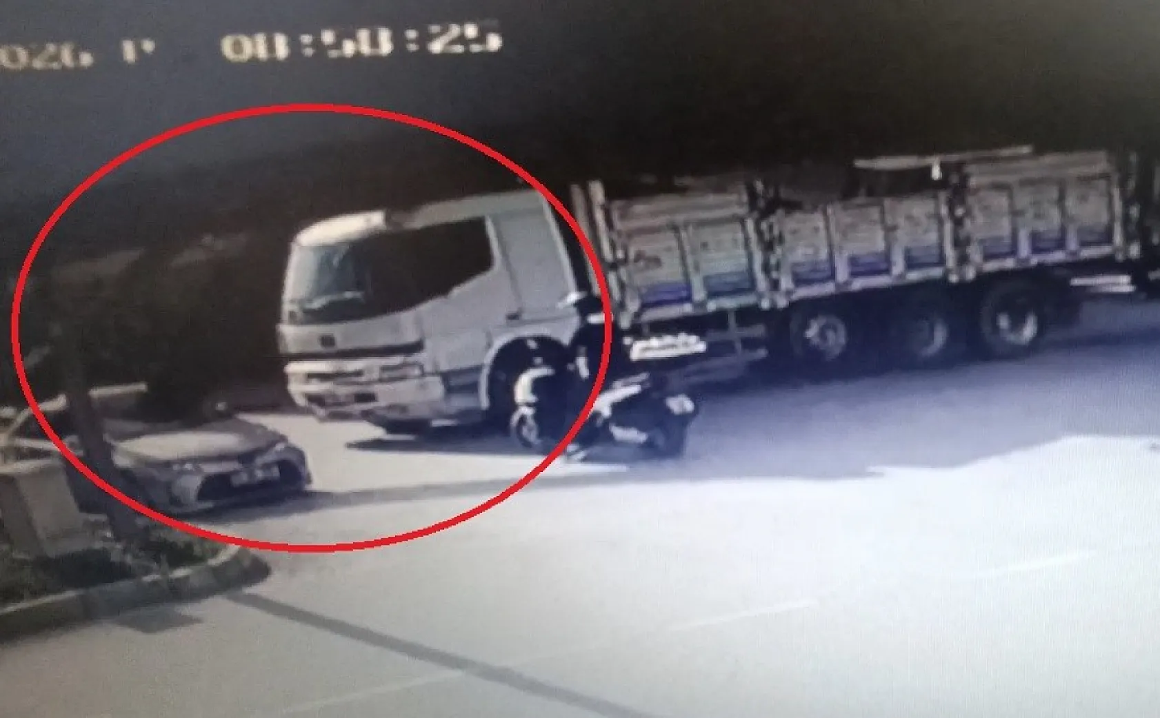 Antalya'da kamyonun üzerindeki inşaat demirleri seyir halindeki otomobile 'ok' gibi saplandı