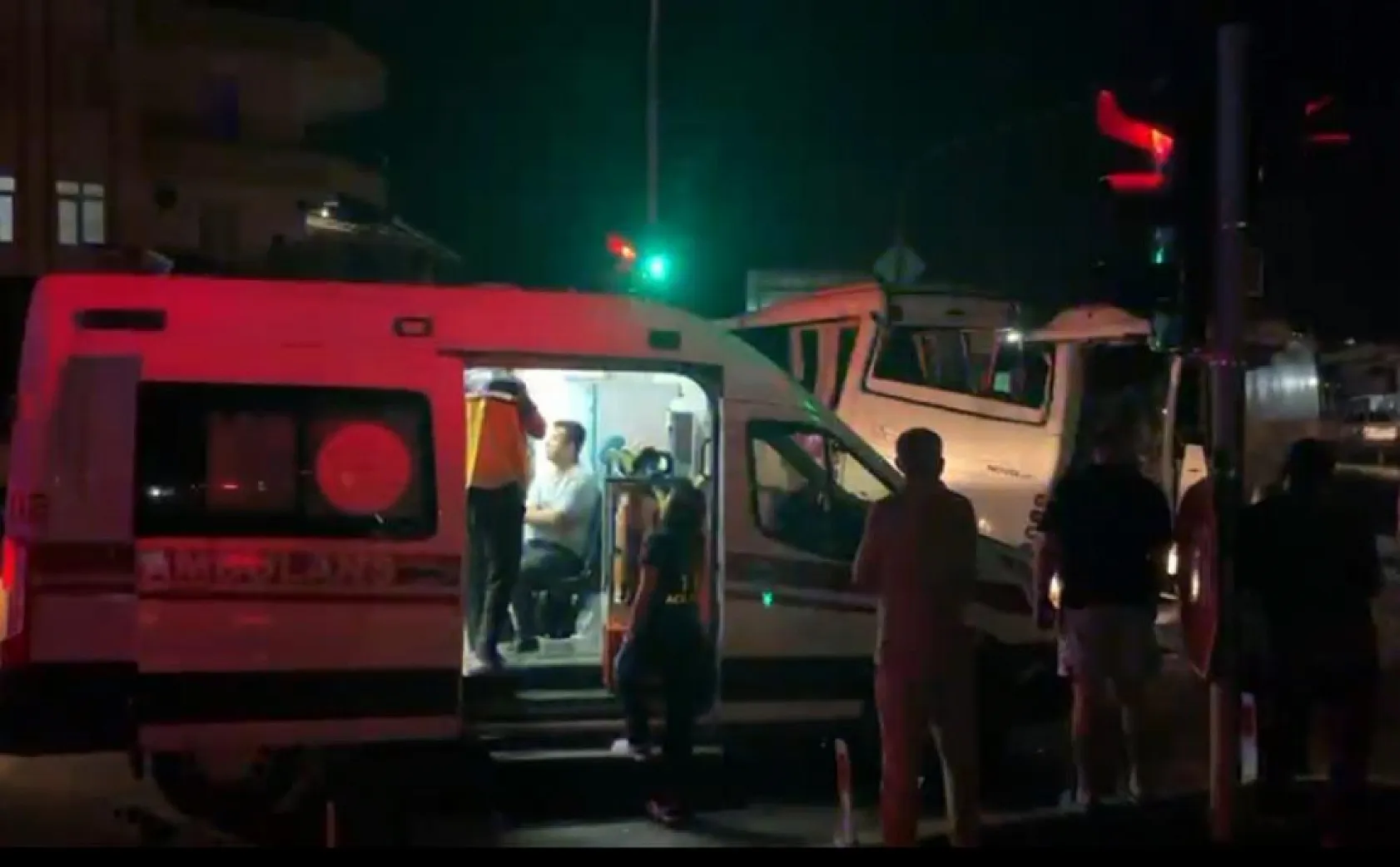 3 midibüs birbirine girdi, ortalık savaş alanına döndü: 6 yaralı