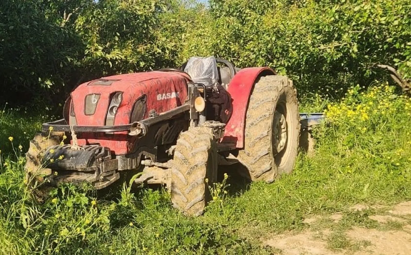 Babasının kullandığı traktörün altında kalan 7 yaşındaki çocuk defnedildi