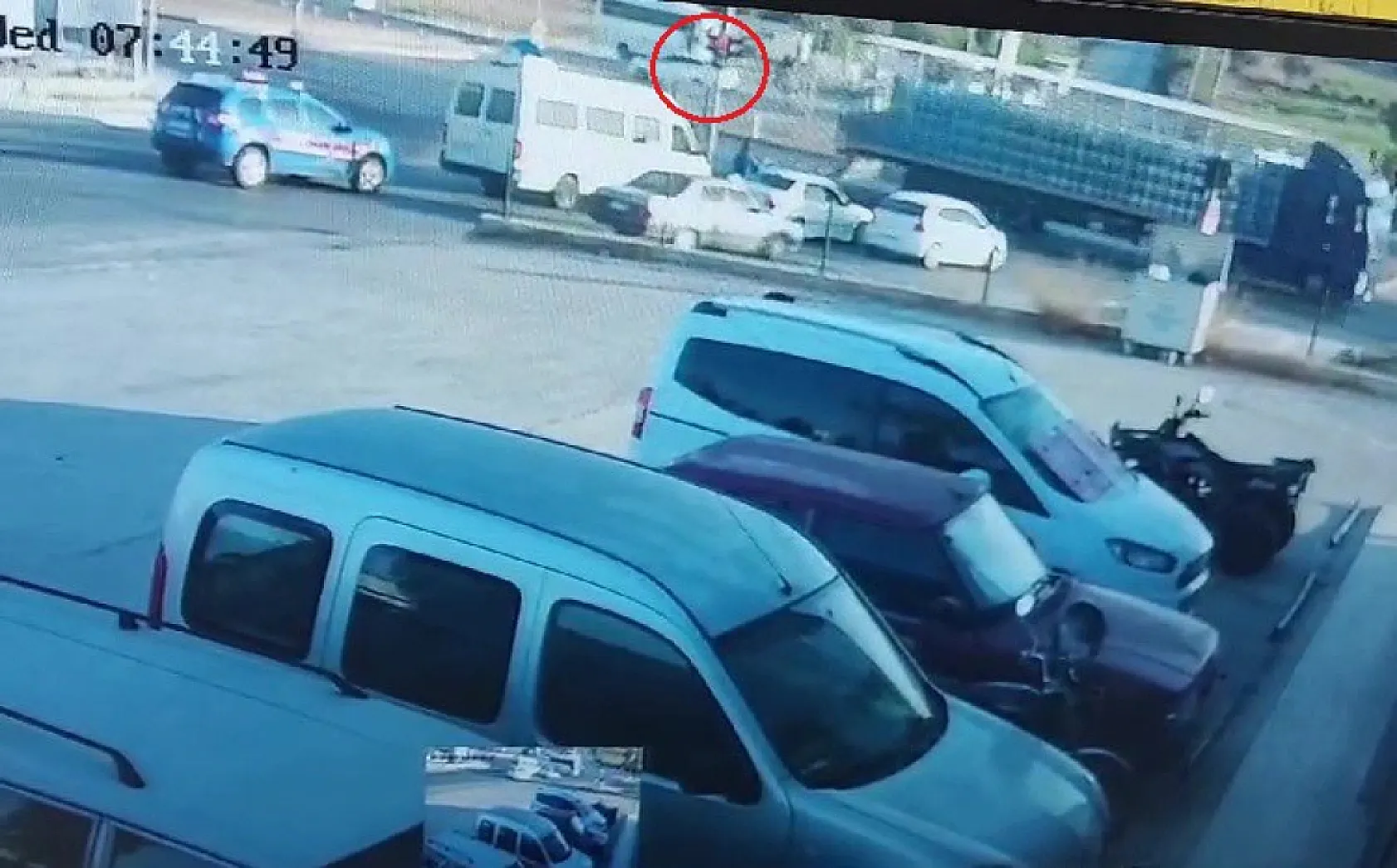 Genç kadını metrelerce savuran kaza güvenlik kamerasında