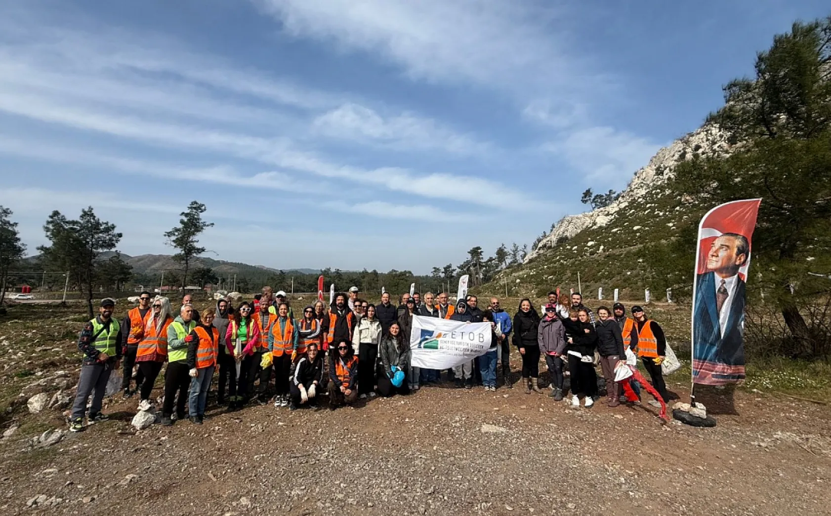 Marmaris'te otelciler yanan orman alanlarına fidan dikti